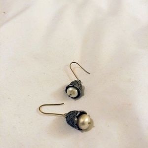 Silver tone and pearl earring